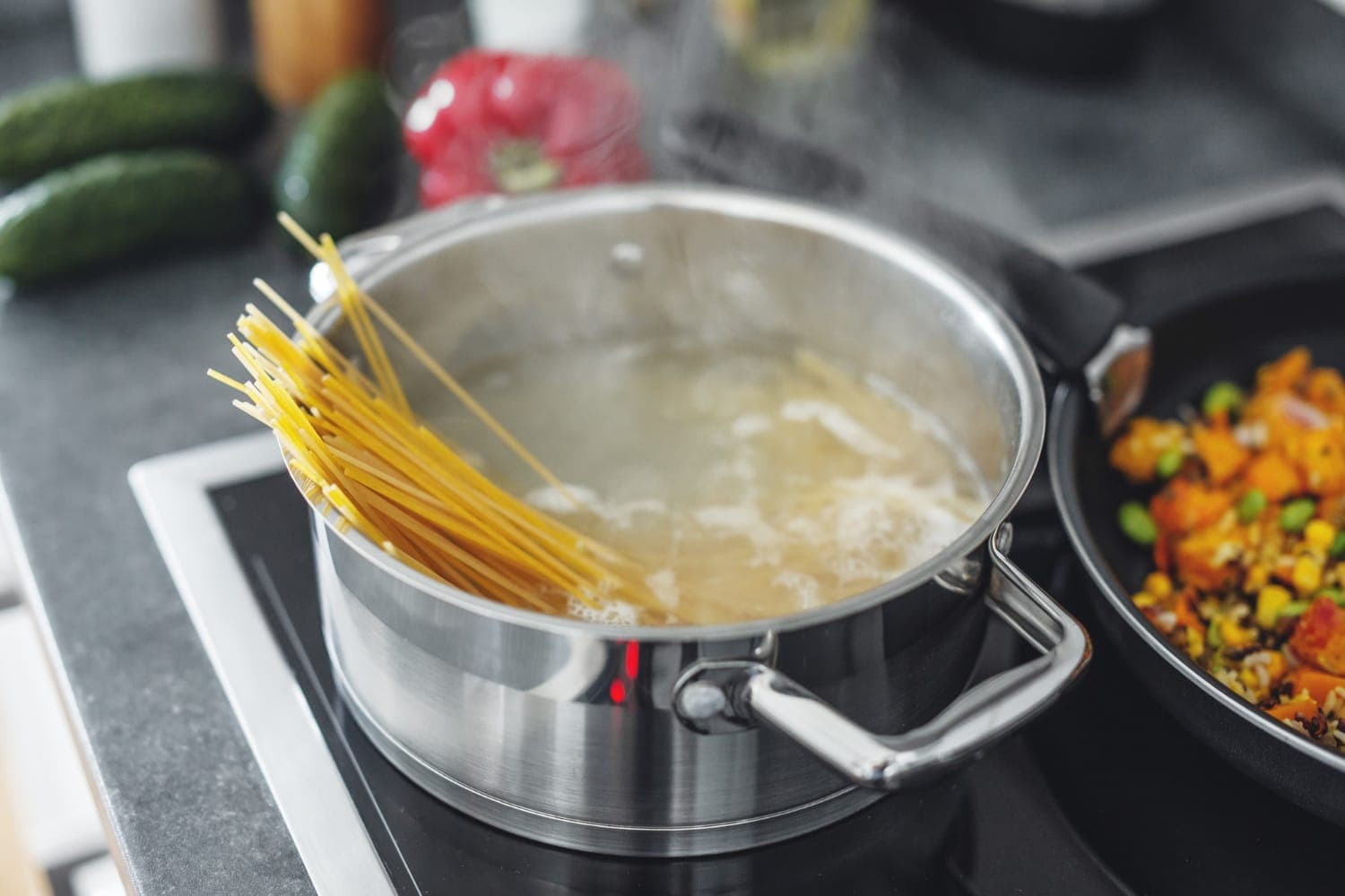 Masak Pasta Jadi Salah? Stop Tambah Minyak di Air Rebusan!